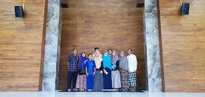Pengasuh, asatidz, dan keluarga besar pondok.