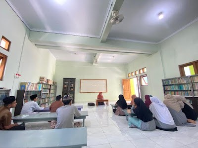 Dokumentasi kegiatan mengaji dan pembelajaran santri.