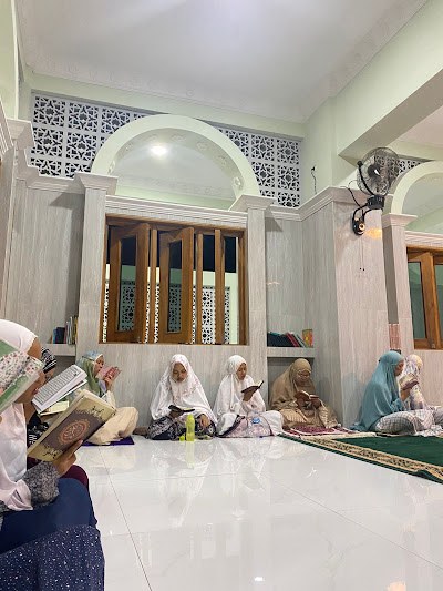 Dokumentasi kegiatan mengaji dan pembelajaran santri.