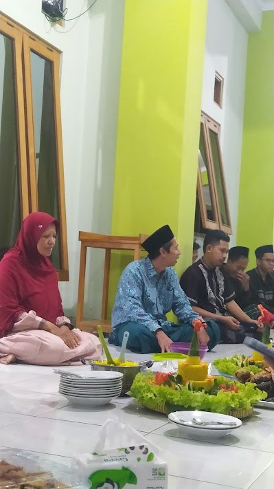 Kebersamaan santri dalam lingkungan pondok.